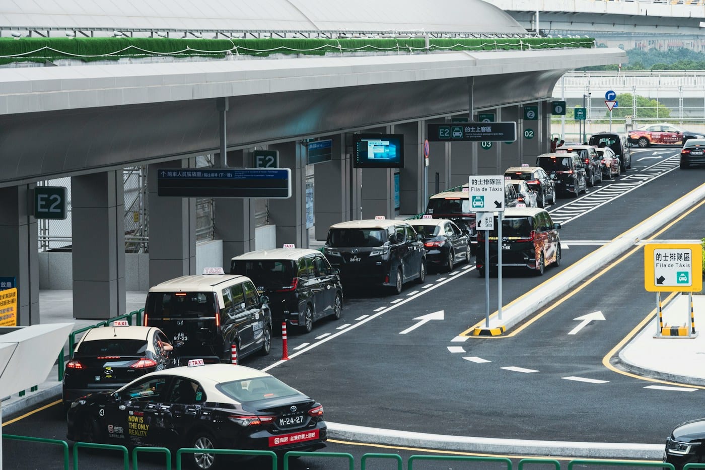 A lane of taxis queued in strict order at an airport pickup zone, a metaphor for first-in-first-out scheduling